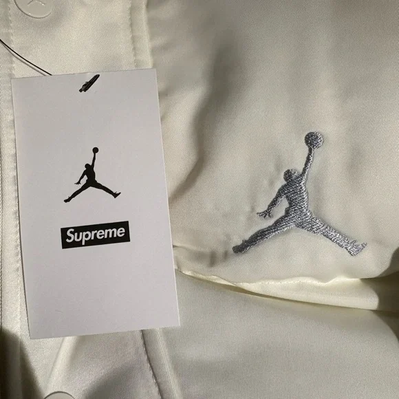 Jordan x Supreme Cream Jacket with Silver 3M reflective linings - Picture 3 of 6